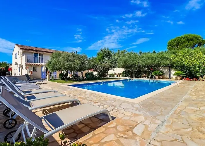 Cote Oliviers 6P - Appt Avec Piscine Partagee
